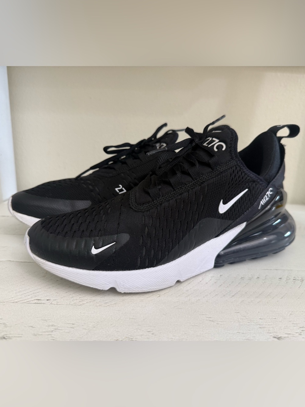 Nike Womens Black and White Air Max 270 Lightweight Sneakers
